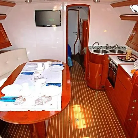 Πλωτό κατάλυμα Boat & Breakfast