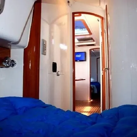 Πλωτό κατάλυμα Boat & Breakfast