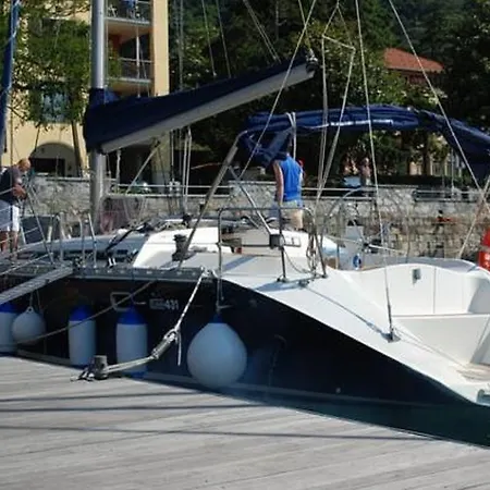 Πλωτό κατάλυμα Boat & Breakfast *